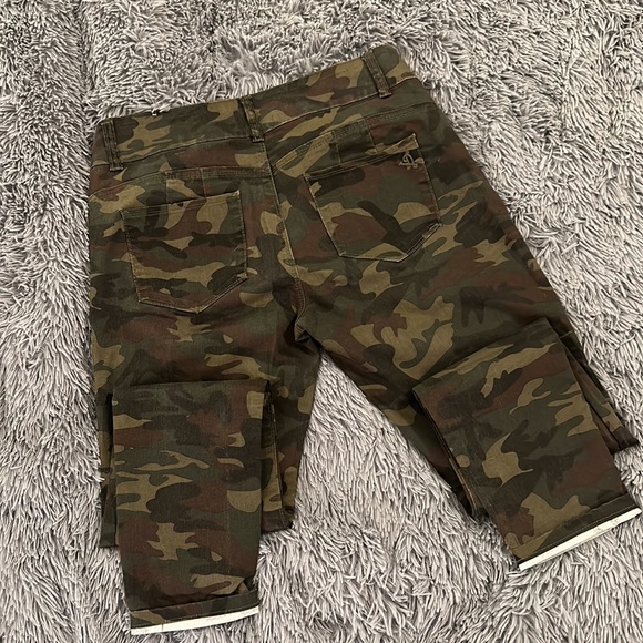 Women’s camo VIP Jeans. Size 15/16. - Picture 4 of 6